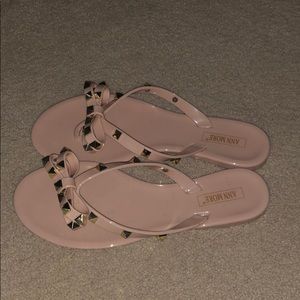 Ann more bow flip flops